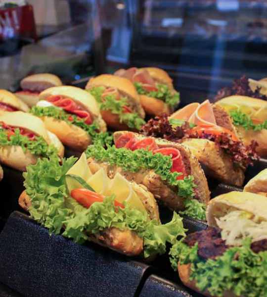Tankstelle Shop Auslage leckere belegte Brötchen